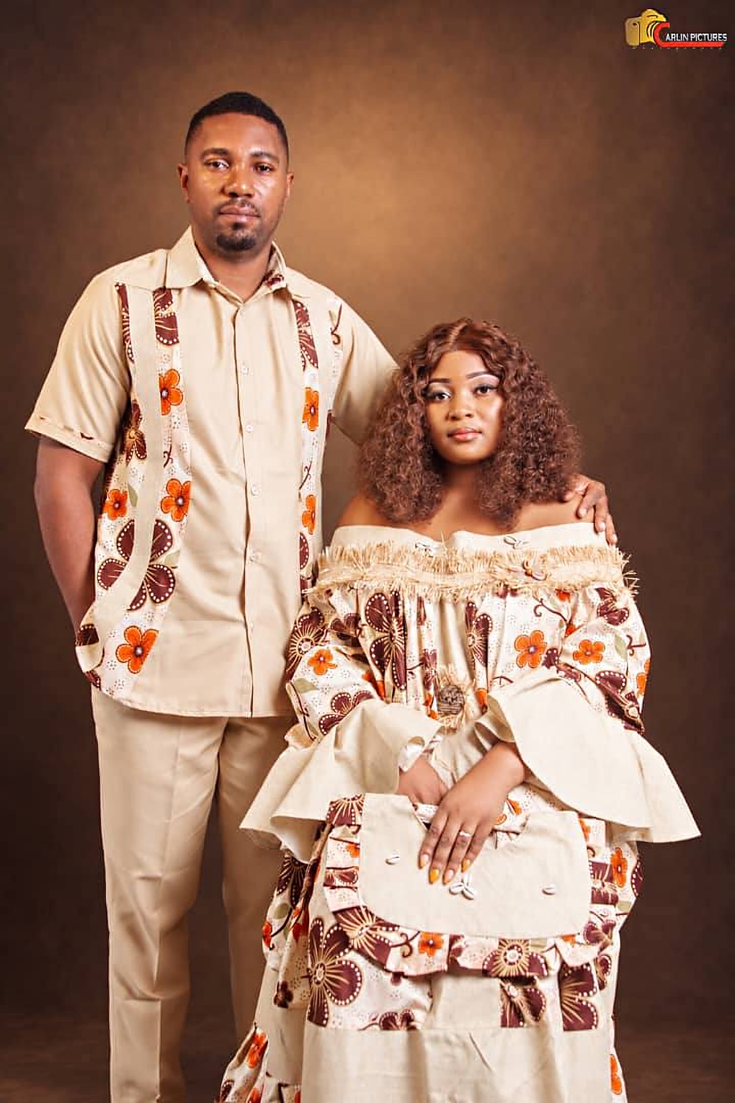 Le couple en tenue traditionnelle assortie